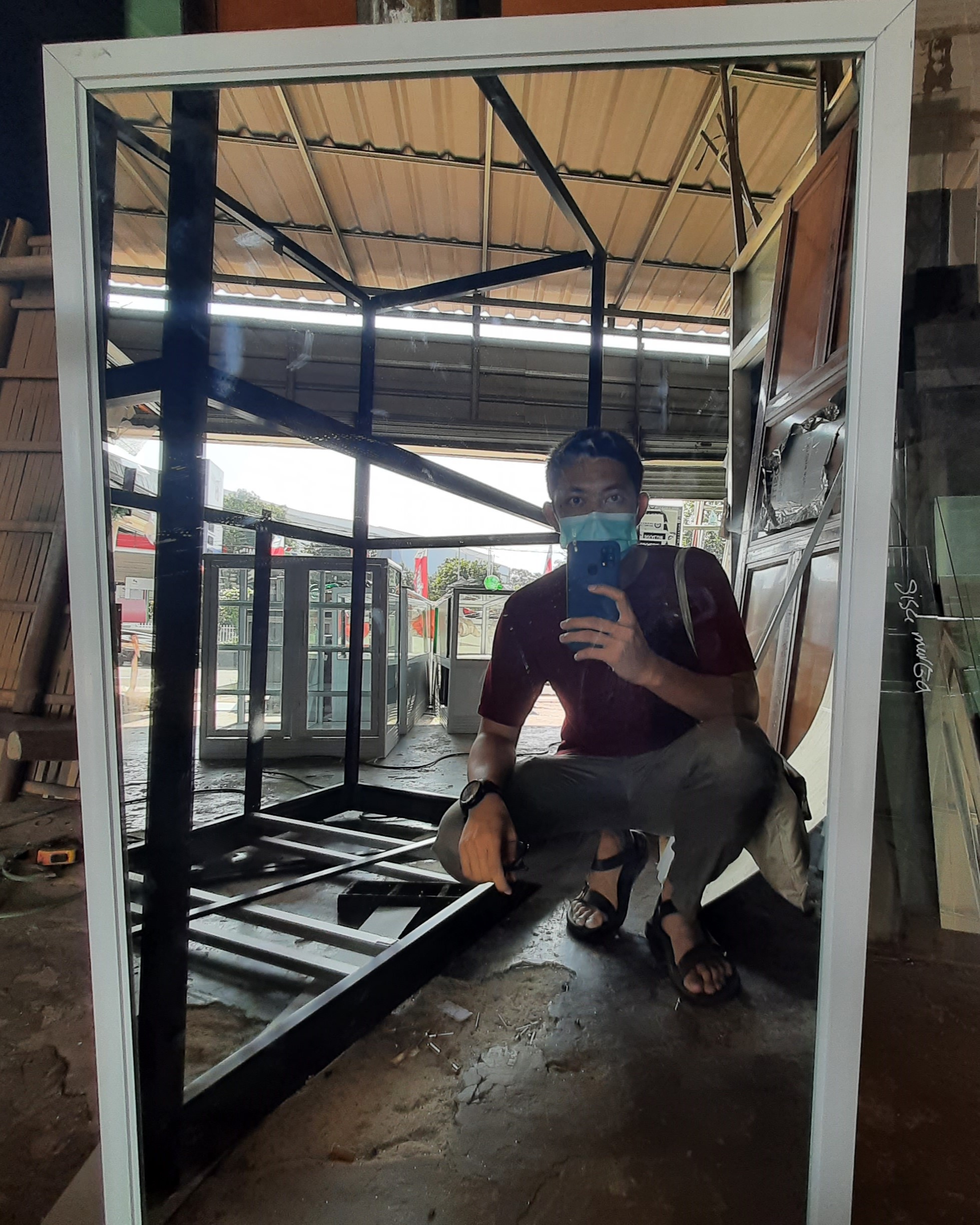 Aziz Askaputra (owner) saat melakukan production control pada pembuatan cermin yang akan dipasang di GibuKu Kacamata