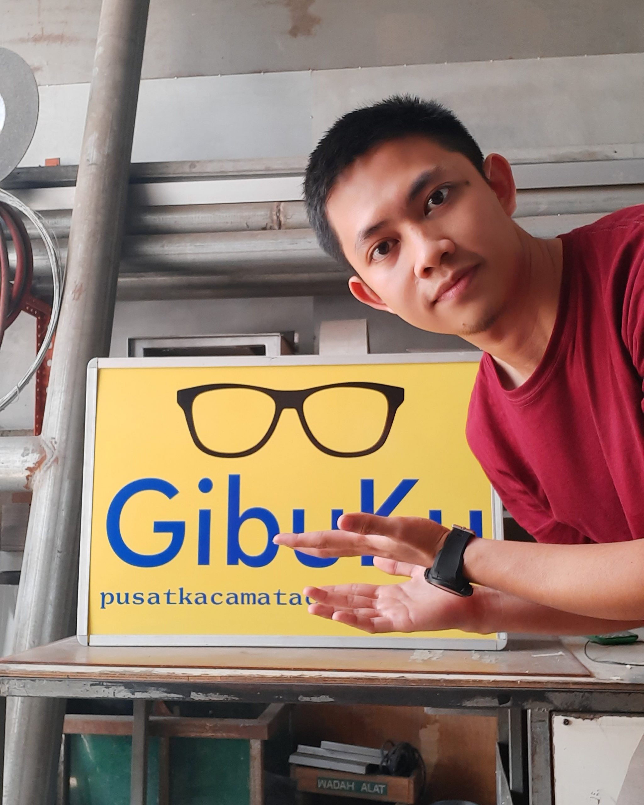 Aziz Askaputra (owner) saat melakukan production control pada pembuatan neon box yang akan dipasang di GibuKu Kacamata